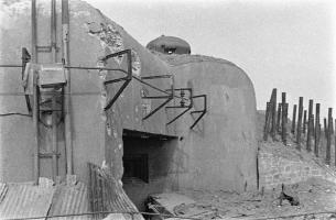 Ligne Maginot - BOIS DE HOFFEN EST - O3 - (Casemate d'infanterie - Simple) - Photo prise après les combats
La façade de la casemate