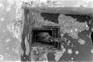 Ligne Maginot - HOFFEN - (Casemate d'infanterie - Simple) - Photo prise après les combats
La façade de la casemate, le canon AC est en place