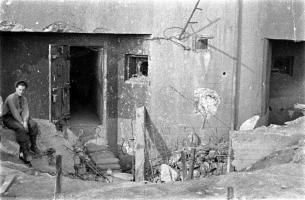 Ligne Maginot - OBERROEDERN NORD - (Casemate d'infanterie - Double) - Photo prise après les combats
L'entrée de la casemate avec le fossé replié par l'explosion d'une bombe