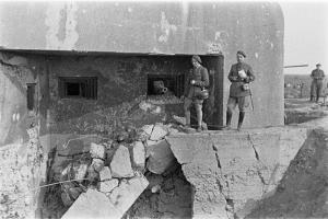 Ligne Maginot - OBERROEDERN NORD - (Casemate d'infanterie - Double) - Photo prise après les combats
Le fossé remblayé par l'explosion d'une bombe en avant de la facade