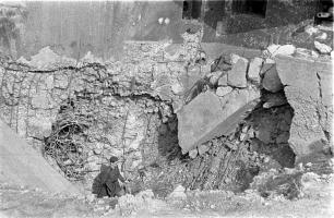 Ligne Maginot - OBERROEDERN NORD - (Casemate d'infanterie - Double) - Photo prise après les combats
La façade percée par l'explosion d'une bombe en avant du fossé