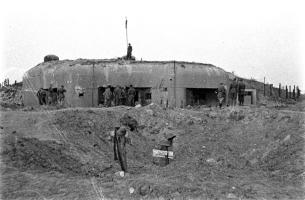 Ligne Maginot - OBERROEDERN NORD - (Casemate d'infanterie - Double) - Photo prise après les combats
La casemate avec les tombes de soldats allemands
