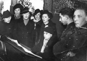 Ligne Maginot - DRACHENBRONN - (Camp de sureté) - La messe de minuit au camp en décembre 1938
Mme Rodolphe, épouse du colonel Rodolphe, dirige la chorale
