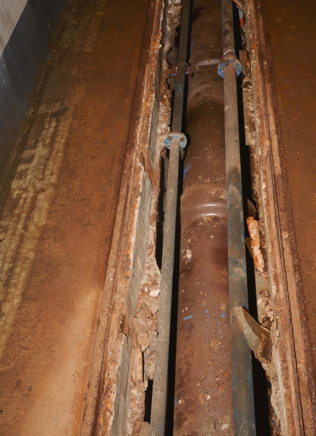 Ligne Maginot - SAINT ANTOINE - (Ouvrage d'artillerie) - Vue du collecteur principal de l'égout circulant dans un carneau dans le radier de la galerie