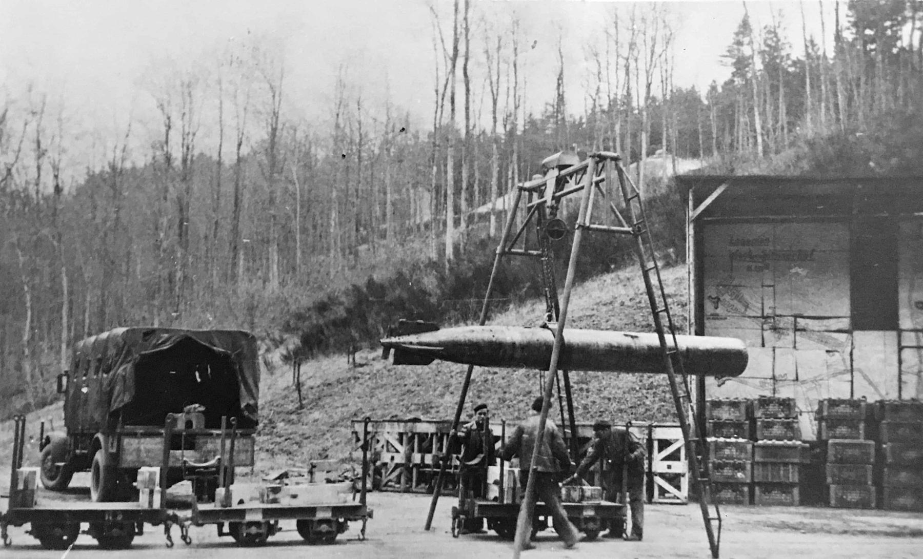 Ligne Maginot - SIMSERHOF - (Ouvrage d'artillerie) - L'ouvrage utilisé comme usine de production par les allemands
Manipulation d'une torpille