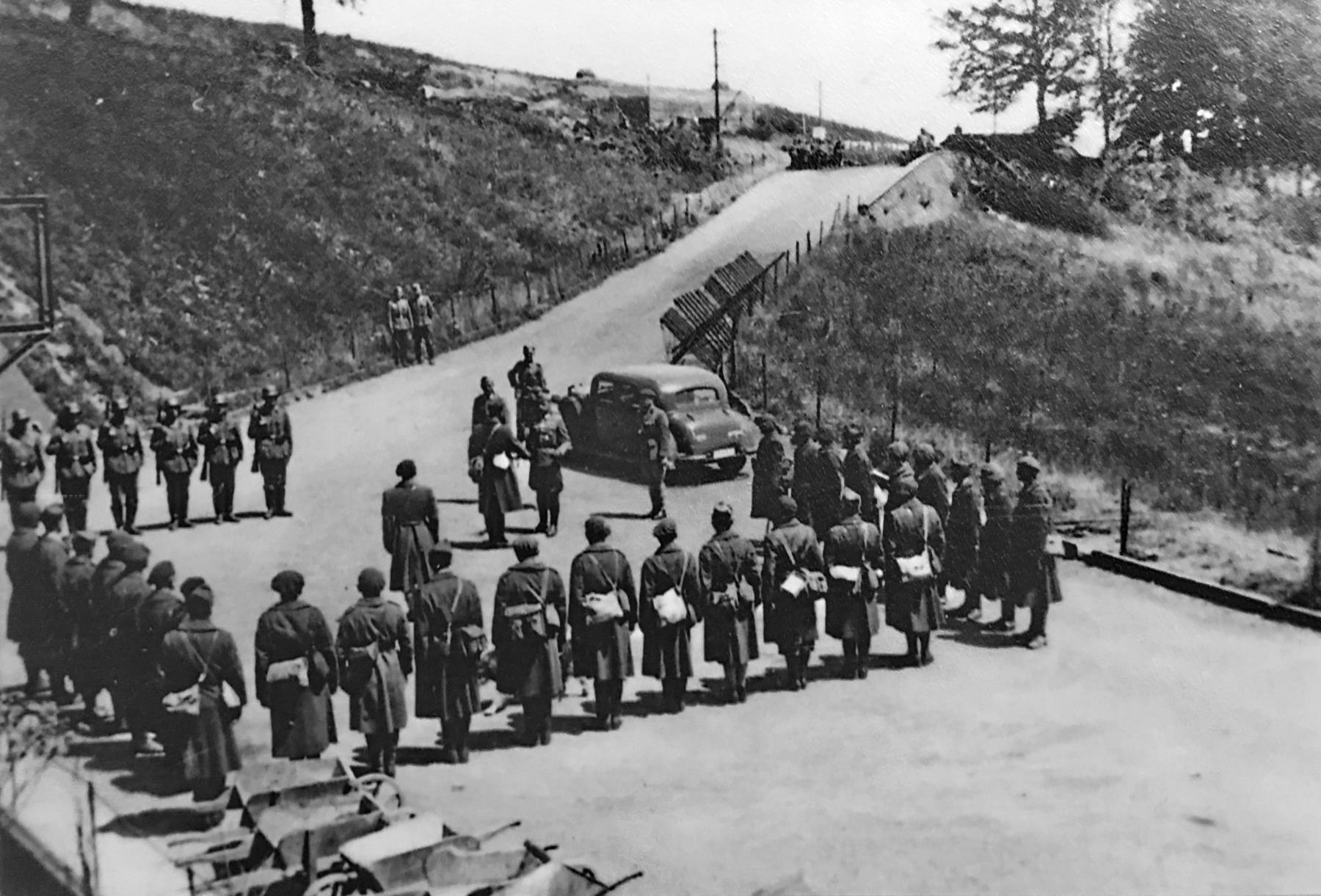 Ligne Maginot - SCHIESSECK - (Ouvrage d'artillerie) - La remise des clefs de l'ouvrage aux allemands par le Cne Cazenave commandant le génie de l'ouvrage le 30 juin 1940