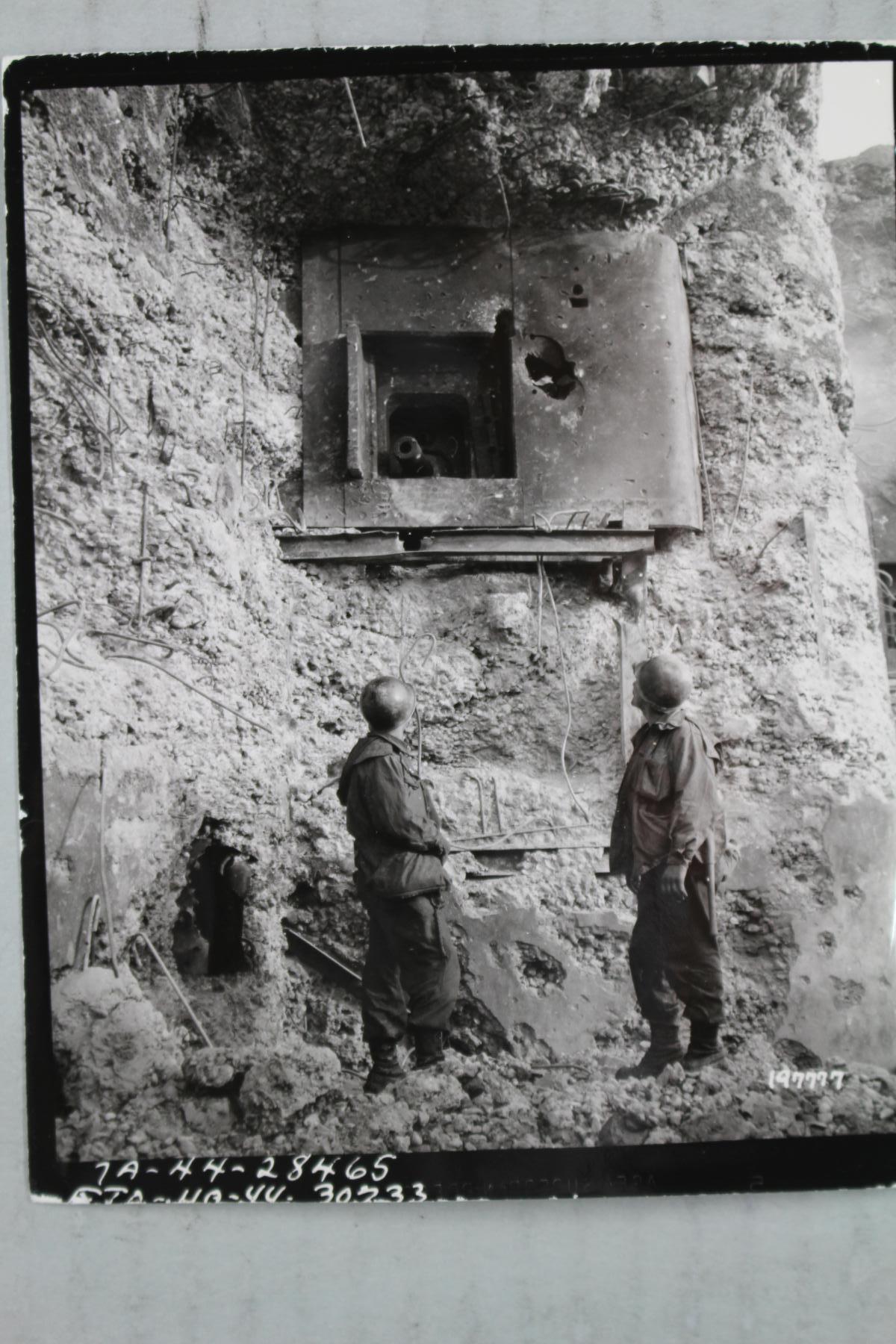 Ligne Maginot - SIMSERHOF - (Ouvrage d'artillerie) - Soldats américains examinant la façade du bloc 5 après l'attaque alliée
Photo 197777 du 19 dec 1944