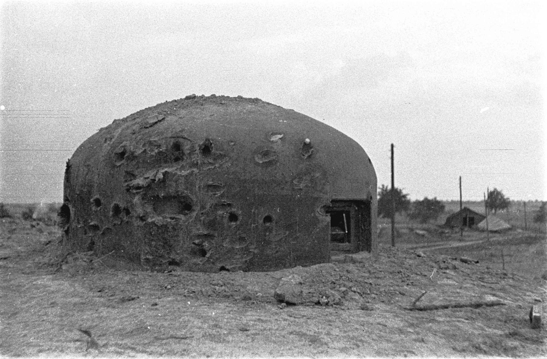 Ligne Maginot - ASCHBACH EST - O2 - (Casemate d'infanterie - Double) - La casemate après les combats 
La cloche ouest