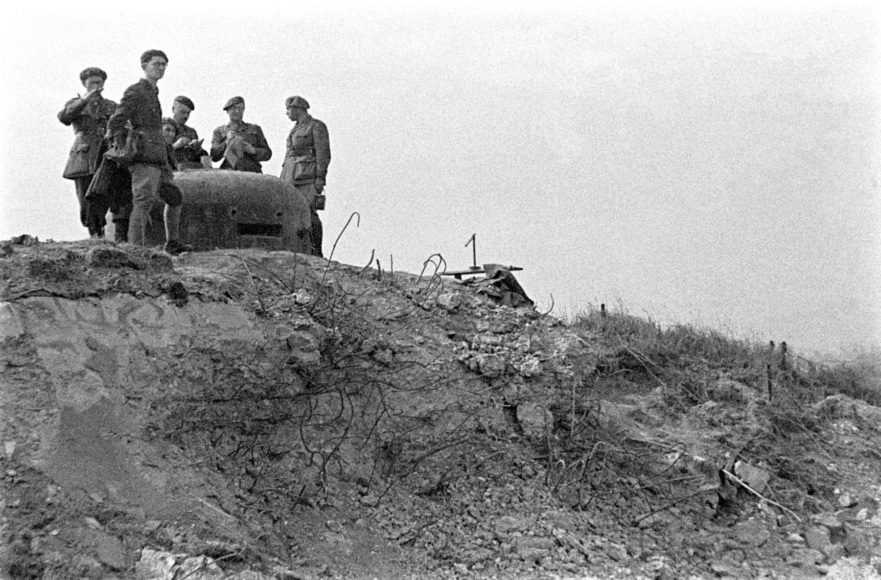 Ligne Maginot - BOIS DE HOFFEN EST - O3 - (Casemate d'infanterie - Simple) - Photo prise après les combats
La cloche VDP et le haut de la dalle