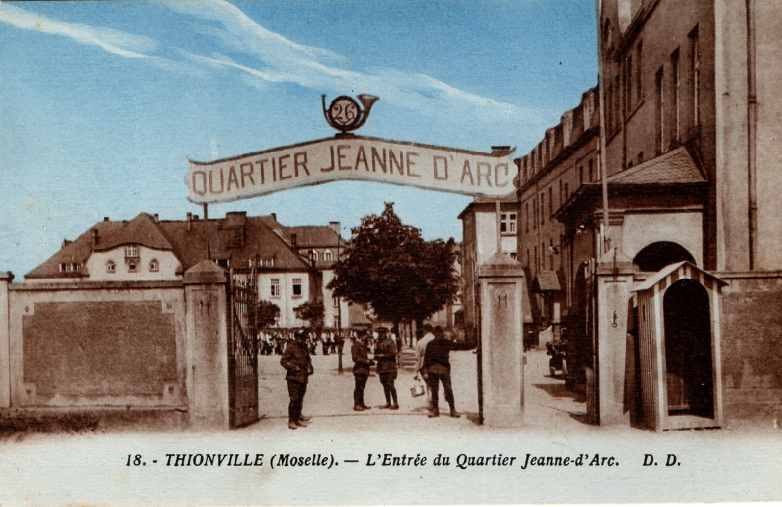 Ligne Maginot - QUARTIER JEANNE D'ARC - (Camp de sureté) - Entrée du Quartier jeanne d'Arc
avec insigne du 26e BCP  