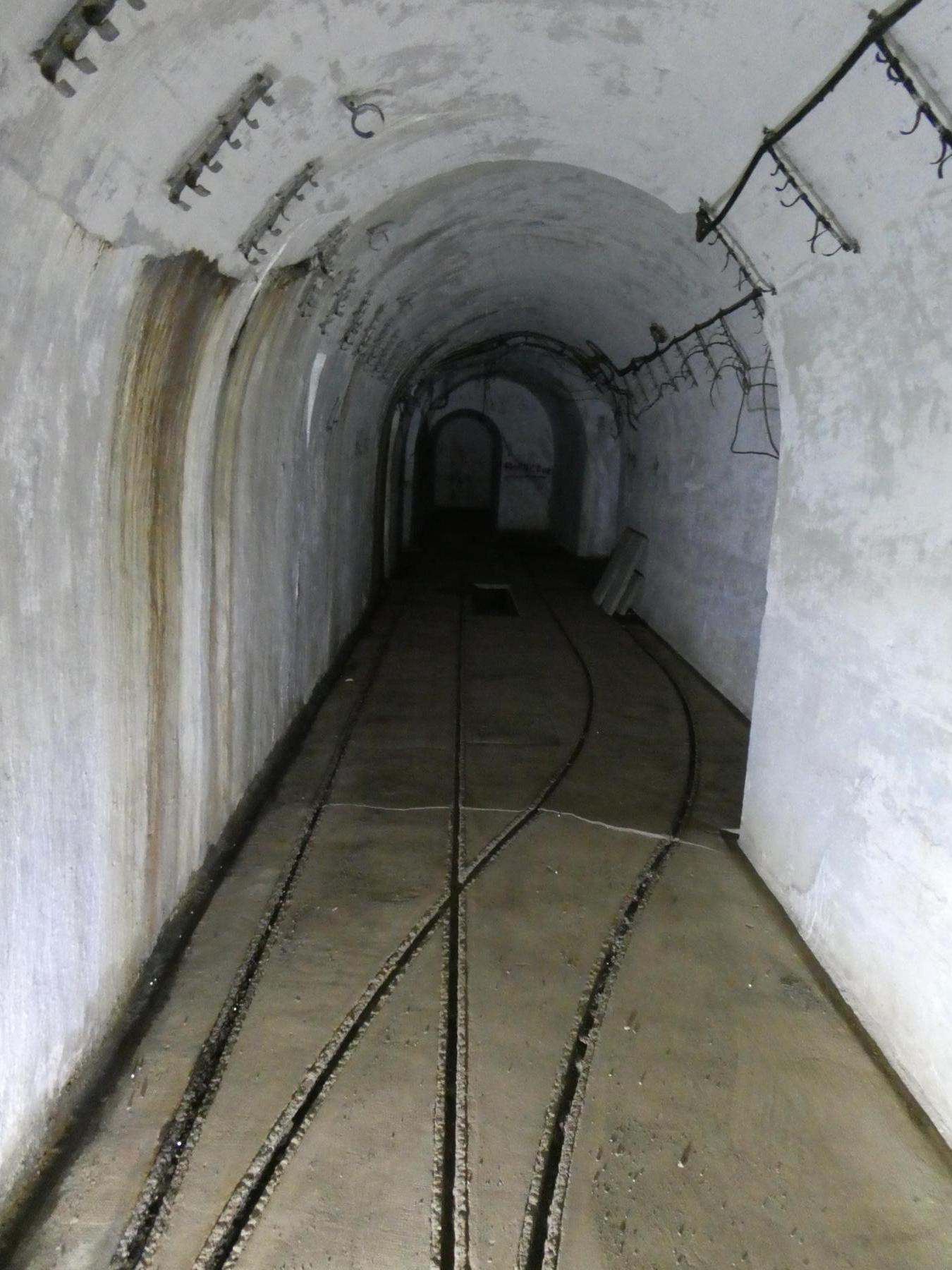 Ligne Maginot - GORDOLON (GN) - (Ouvrage d'artillerie) - Casernement
Galerie de communication vers l'escalier central et l'ascenseur menant à l'étage intermédiaire.