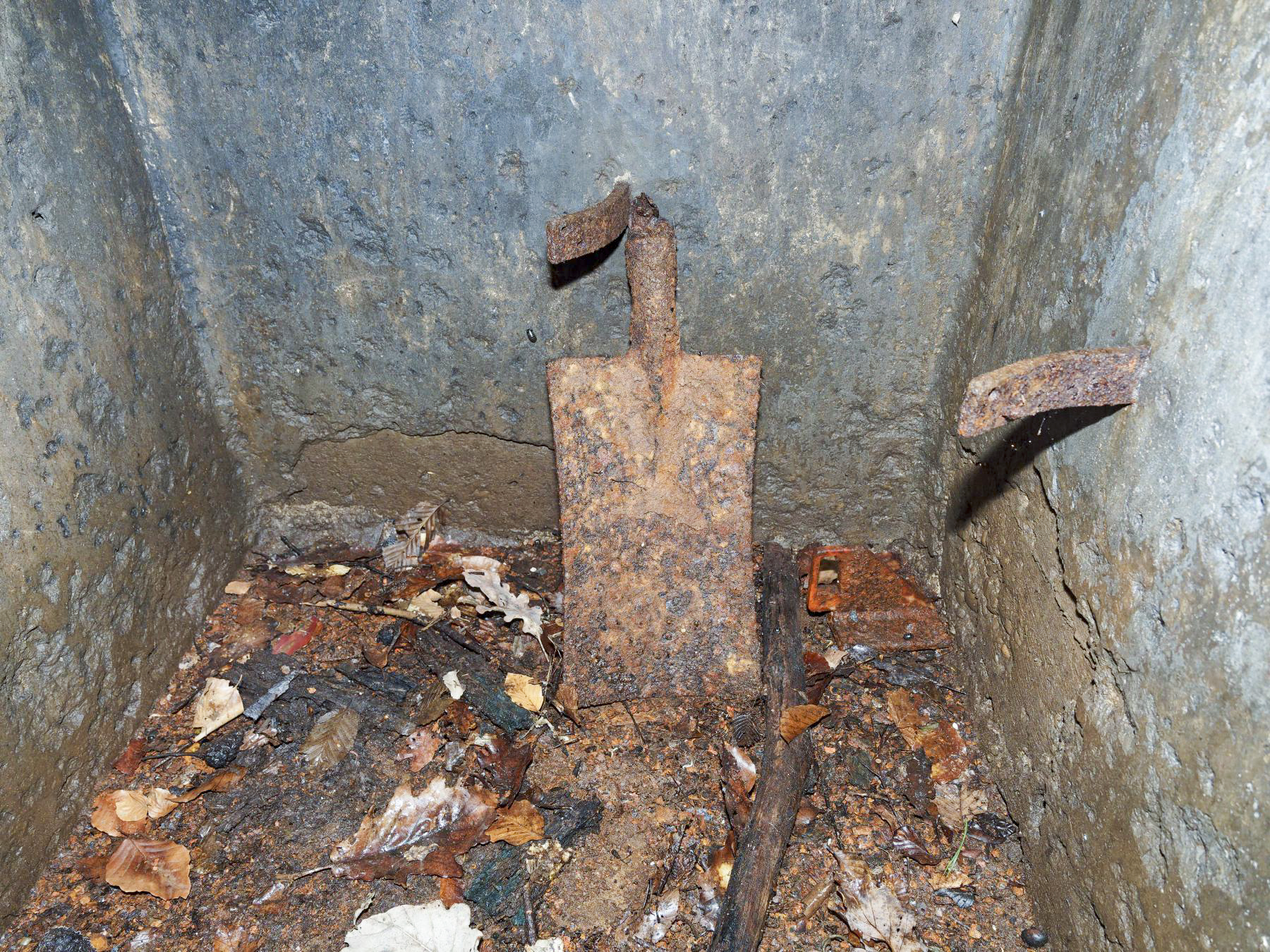 Ligne Maginot - D - (Chambre de coupure) - Une lame de bêche dans le puits d'entrée