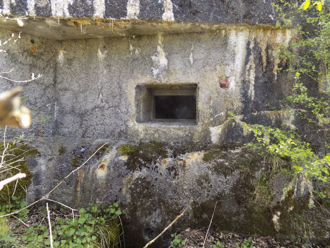 Ligne Maginot - A57 - AVANCÉE DE ROCROI - (Casemate d'infanterie - Double) - Face gauche créneau Hotchkiss. L'embrasure a été réduite avec des briques recouverte du crépi de finition des murs du bloc.