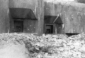 Ligne Maginot - HOCHWALD - (Ouvrage d'artillerie) - Le bloc 12  - Casemate d'artillerie
Canons de 75 modèle 29
Les deux embrasures des canons Liliane et Christiane après les combats