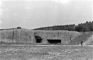 Ligne Maginot - HOCHWALD - (Ouvrage d'artillerie) - Le bloc 13 - Lance bombe de 135 sous casemate
Le Cne Roy