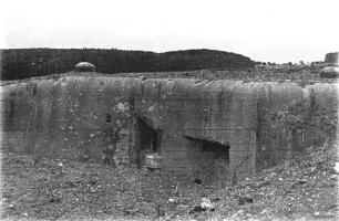 Ligne Maginot - HOCHWALD - (Ouvrage d'artillerie) - Le bloc 13 - Lance bombe de 135 sous casemate
Le bloc après les combats