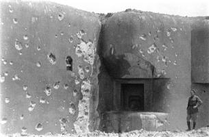 Ligne Maginot - HOCHWALD - (Ouvrage d'artillerie) - Le bloc 13 - Lance bombe de 135 sous casemate
Le bloc après les combats 