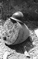 Ligne Maginot - HOCHWALD - (Ouvrage d'artillerie) - Le bloc 13 - Lance bombe de 135 sous casemate
Tête d'obus de 420 mm 
Le casque donne l'échelle