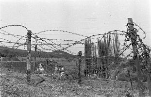Ligne Maginot - HOCHWALD - (Ouvrage d'artillerie) - La ferme de la Walkmuhl ? au travers du réseau bas du bloc 3