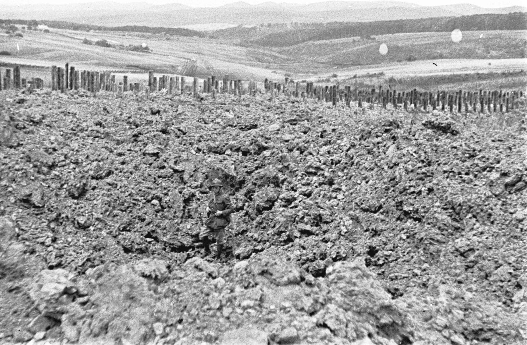 Ligne Maginot - HOCHWALD - (Ouvrage d'artillerie) - Les dessus du demi ouvrage Ouest
Entonnoirs dus aux bombardements