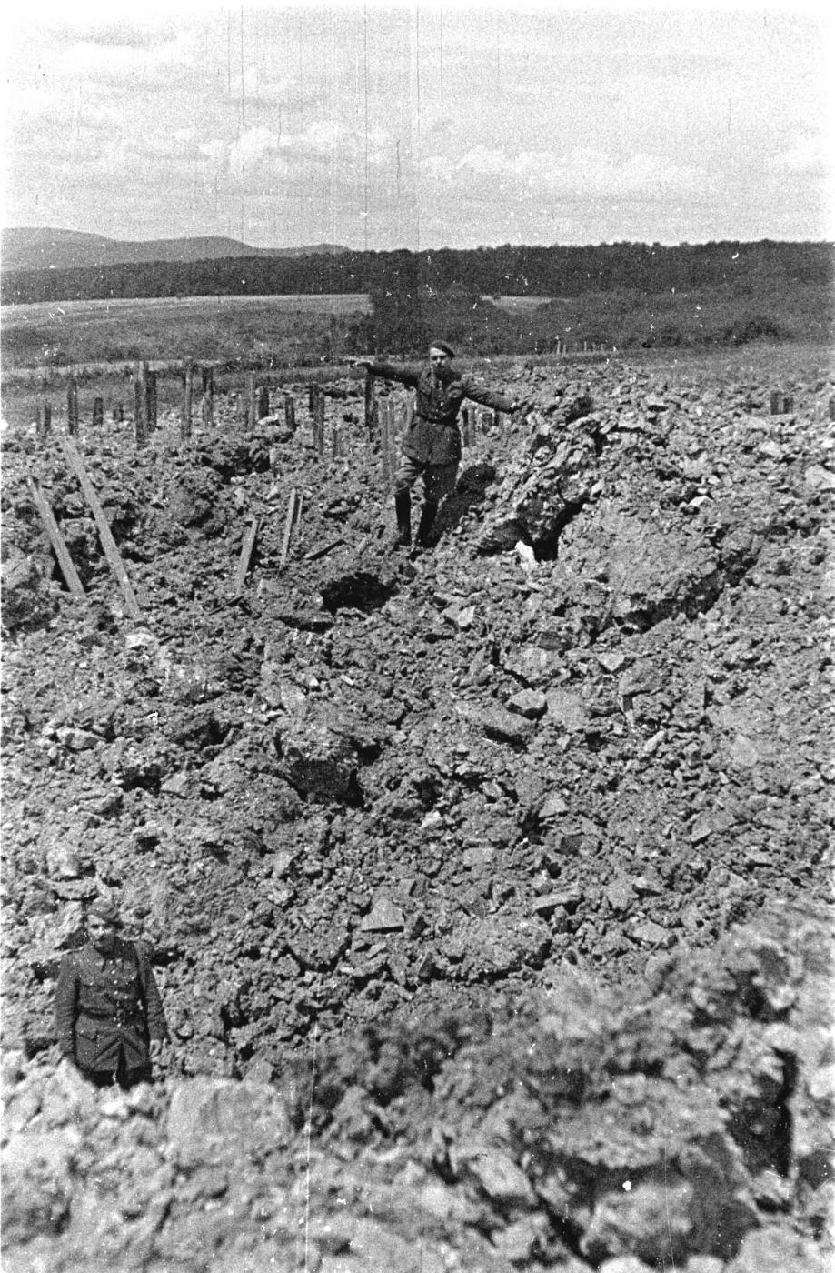 Ligne Maginot - HOCHWALD - (Ouvrage d'artillerie) - Les dessus du demi ouvrage Ouest
Entonnoirs dus aux bombardements