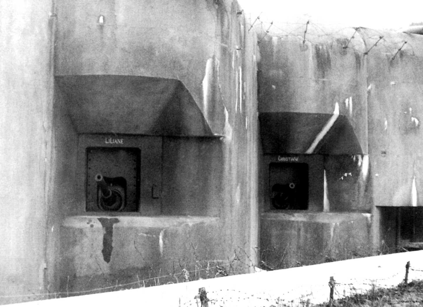 Ligne Maginot - HOCHWALD - (Ouvrage d'artillerie) - Le bloc 12  - Casemate d'artillerie
Canons de 75 modèle 29
Les deux embrasures des canons Liliane et Christiane