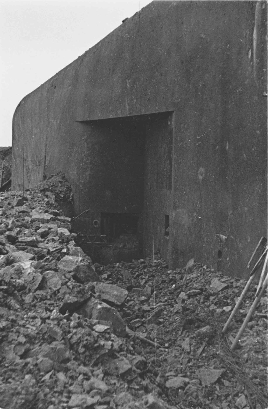 Ligne Maginot - HOCHWALD - (Ouvrage d'artillerie) - Le bloc 12  - Casemate d'artillerie
Les abords du bloc après les combats
