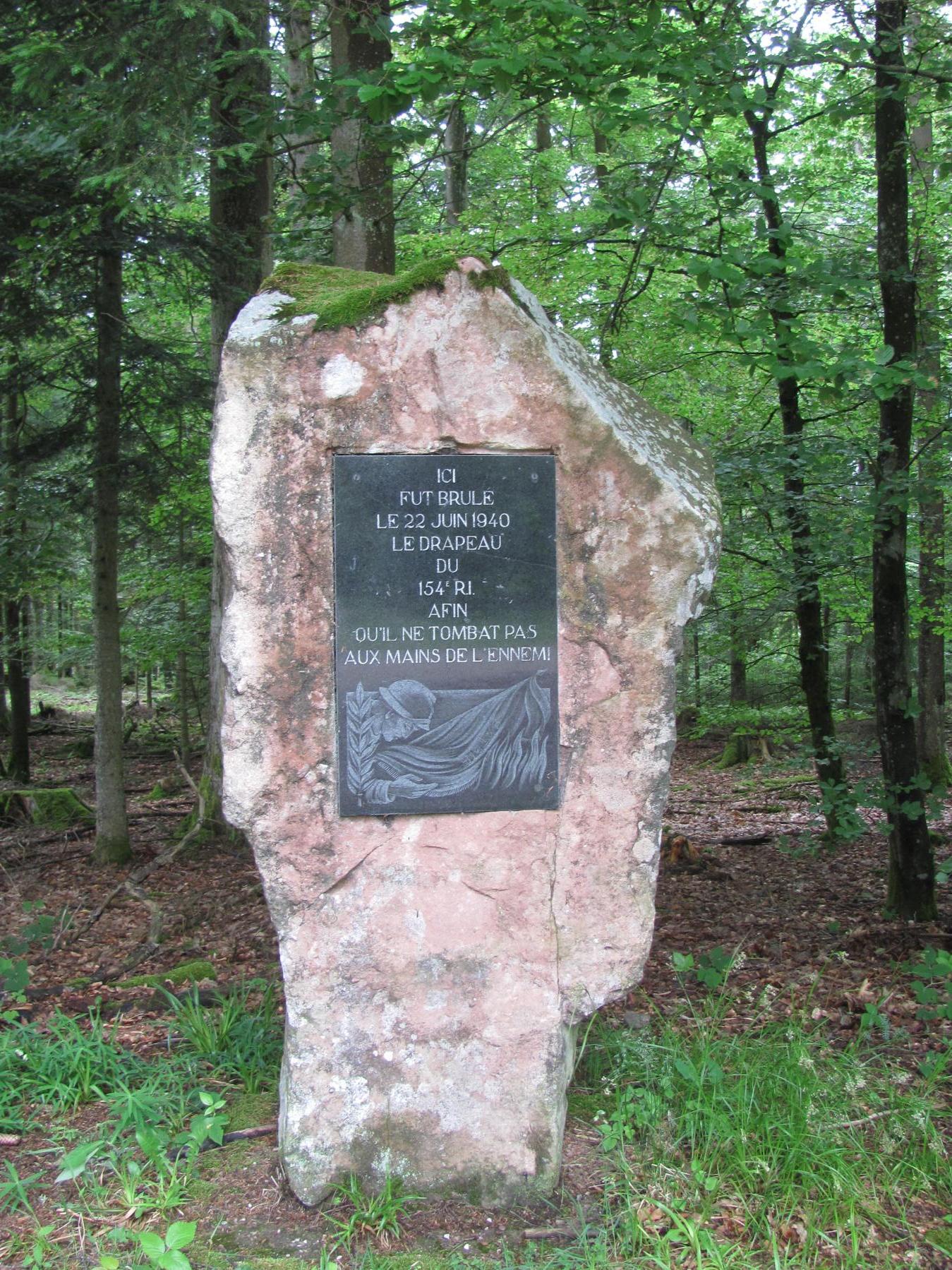 Ligne Maginot - Monument commémoratif sur le lieu de l'incinération du drapeau - Monument commémoratif sur le lieu de l'incinération du drapeau du 154e RIF au Donon