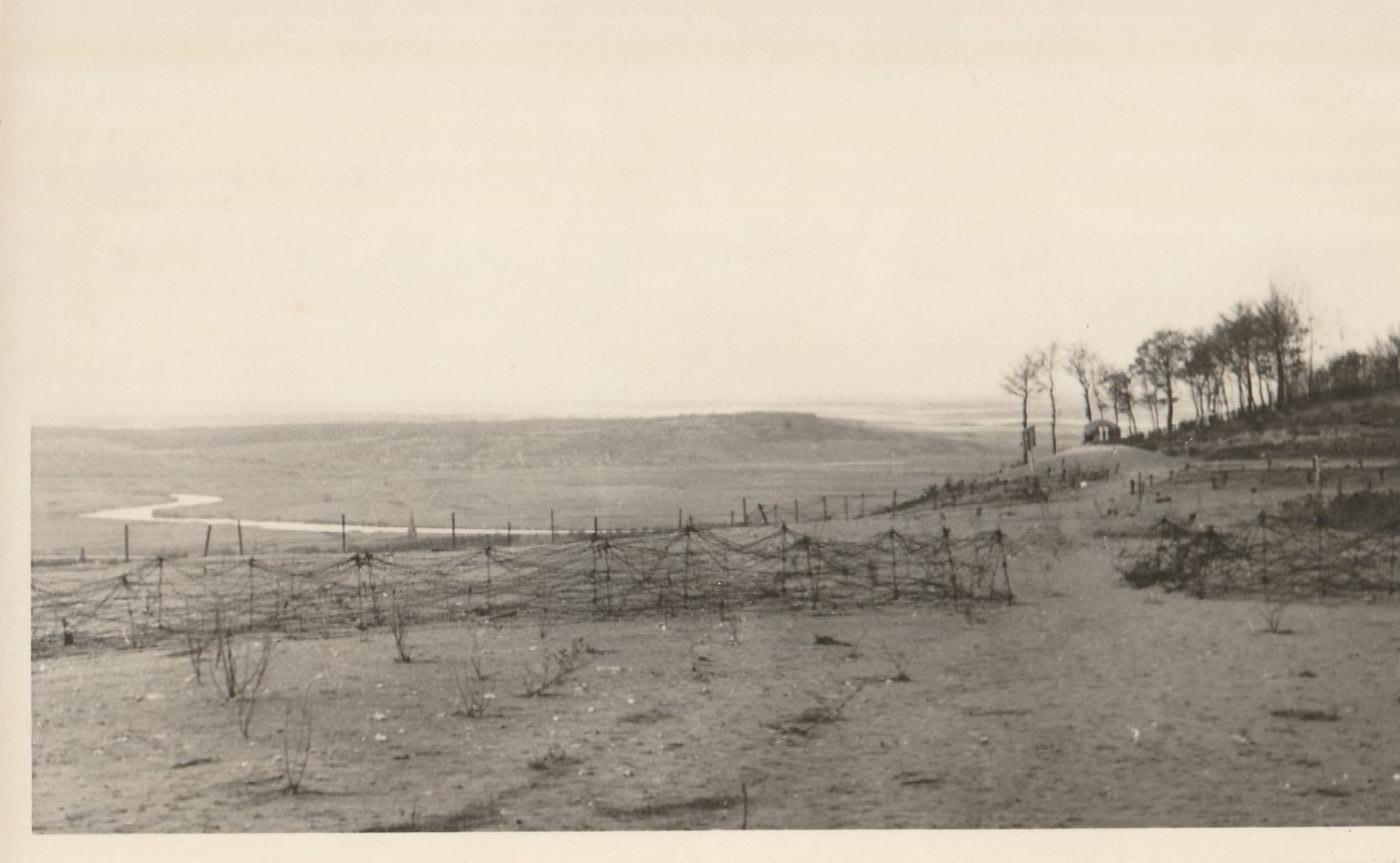 Ligne Maginot - METRICH - A17 - (Ouvrage d'artillerie) - Le Bloc 11 pendant l'occupation allemande. 
On aperçoit l'église de Koenigsmacker en contrebas ainsi que la colline du Galgenberg de l'autre côté de la vallée.