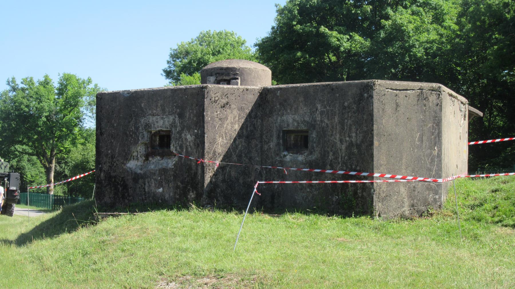 Ligne Maginot - VALDAHON - (Camp de sureté) - vue d'ensemble du blockhaus d'exercice de tir sous béton