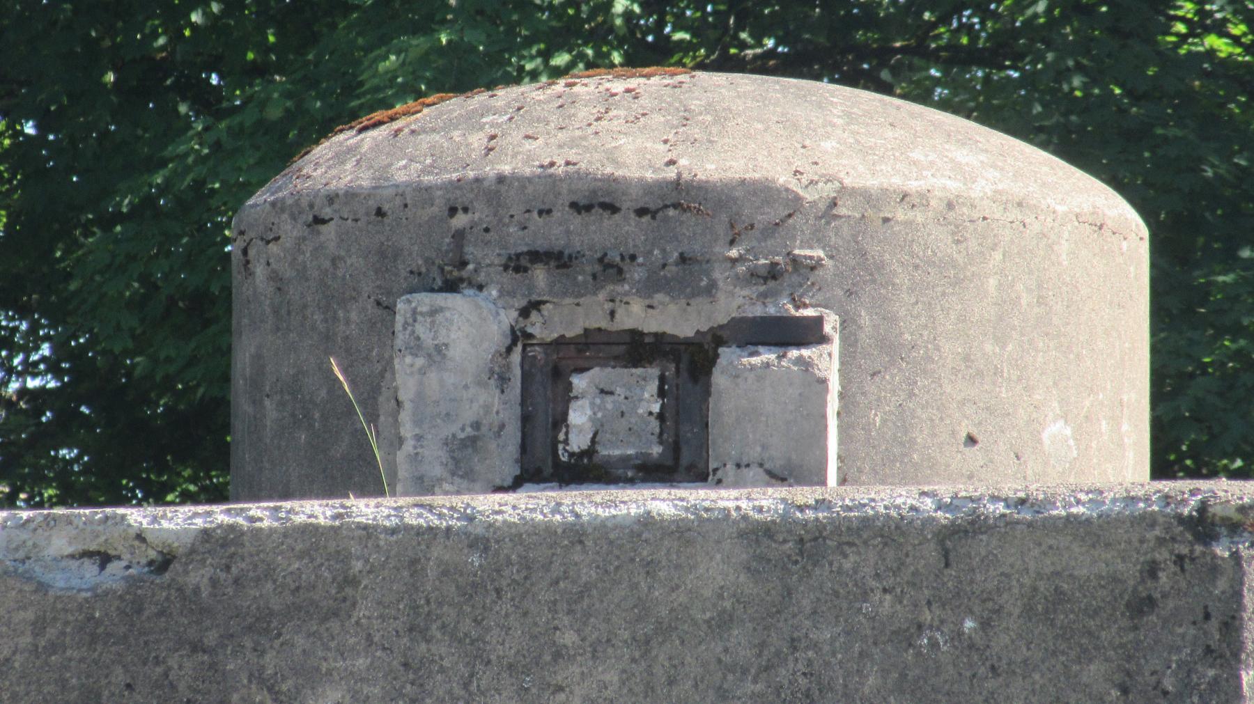 Ligne Maginot - VALDAHON - (Camp de sureté) - le créneau rebouché de la cloche en béton 