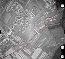 Ligne Maginot - ANGEVILLERS - (Dépôt de Munitions) - Photo aérienne de 1954, avec le tracé de la voie de 60, la cité cadres d'Angevillers et la localisation du dépôt
