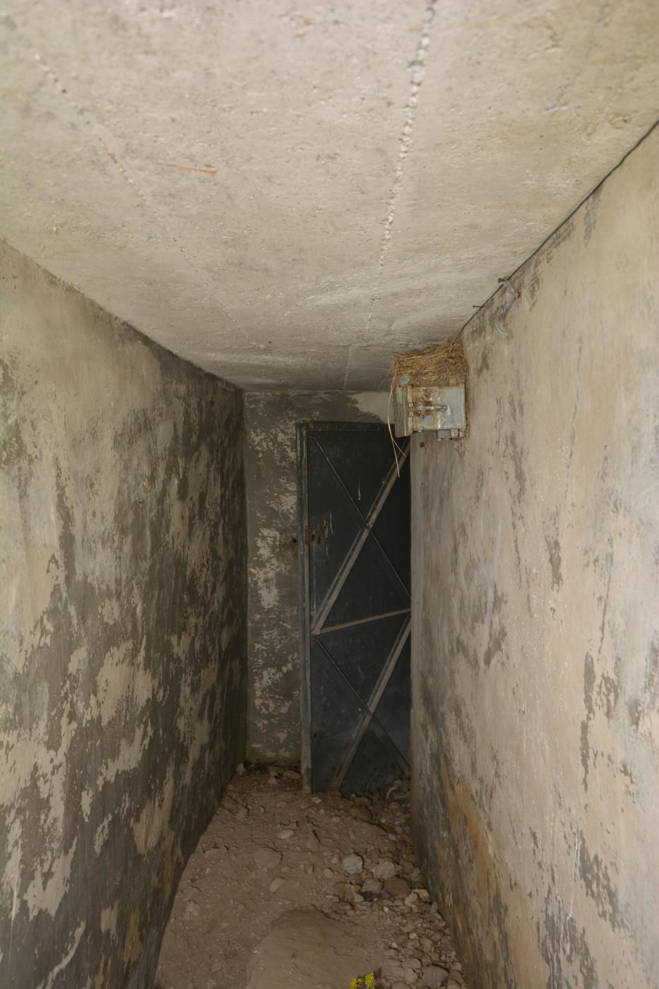 Ligne Maginot - PIED DU JANUS - (Chambre de coupure) - Le couloir d'entrée avec le boitier de raccordement pour les lignes de campagne
