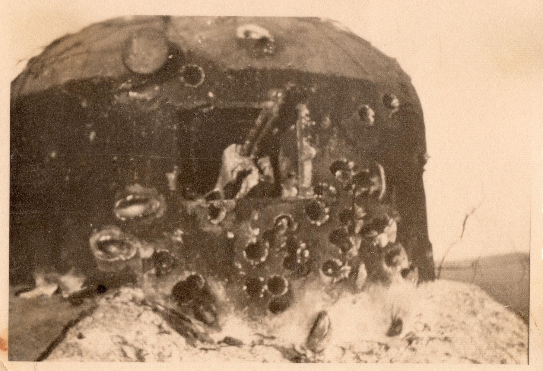 Ligne Maginot - GUNSTHAL COL OUEST - (Blockhaus pour arme infanterie) - La cloche GFM peu après les combats avec les vestiges du FM 24/29 et de son support disloqués par les obus de 37mm.