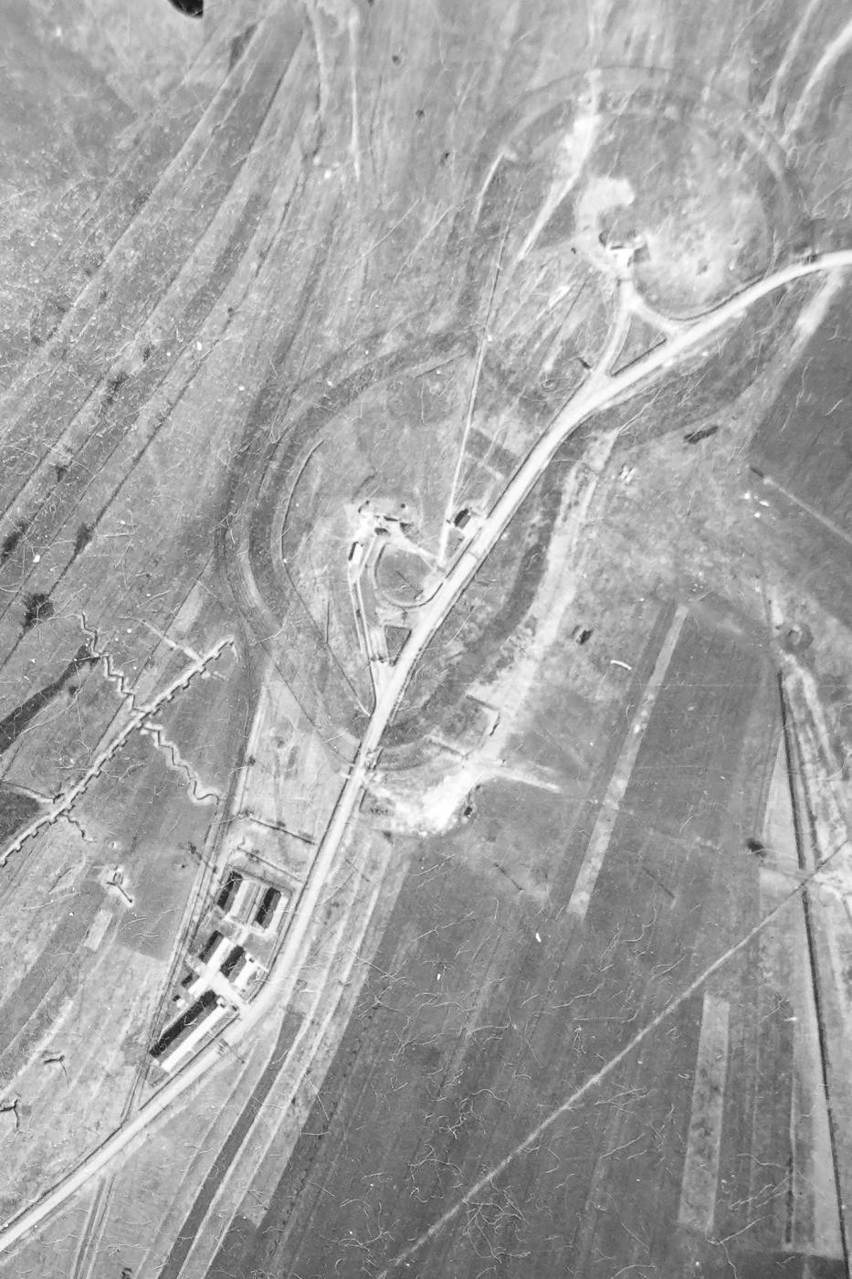 Ligne Maginot - LATIREMONT - A3 - (Ouvrage d'artillerie) - Vue aérienne du 12 mars 1940 des deux entrées de l'ouvrage et du camp léger.