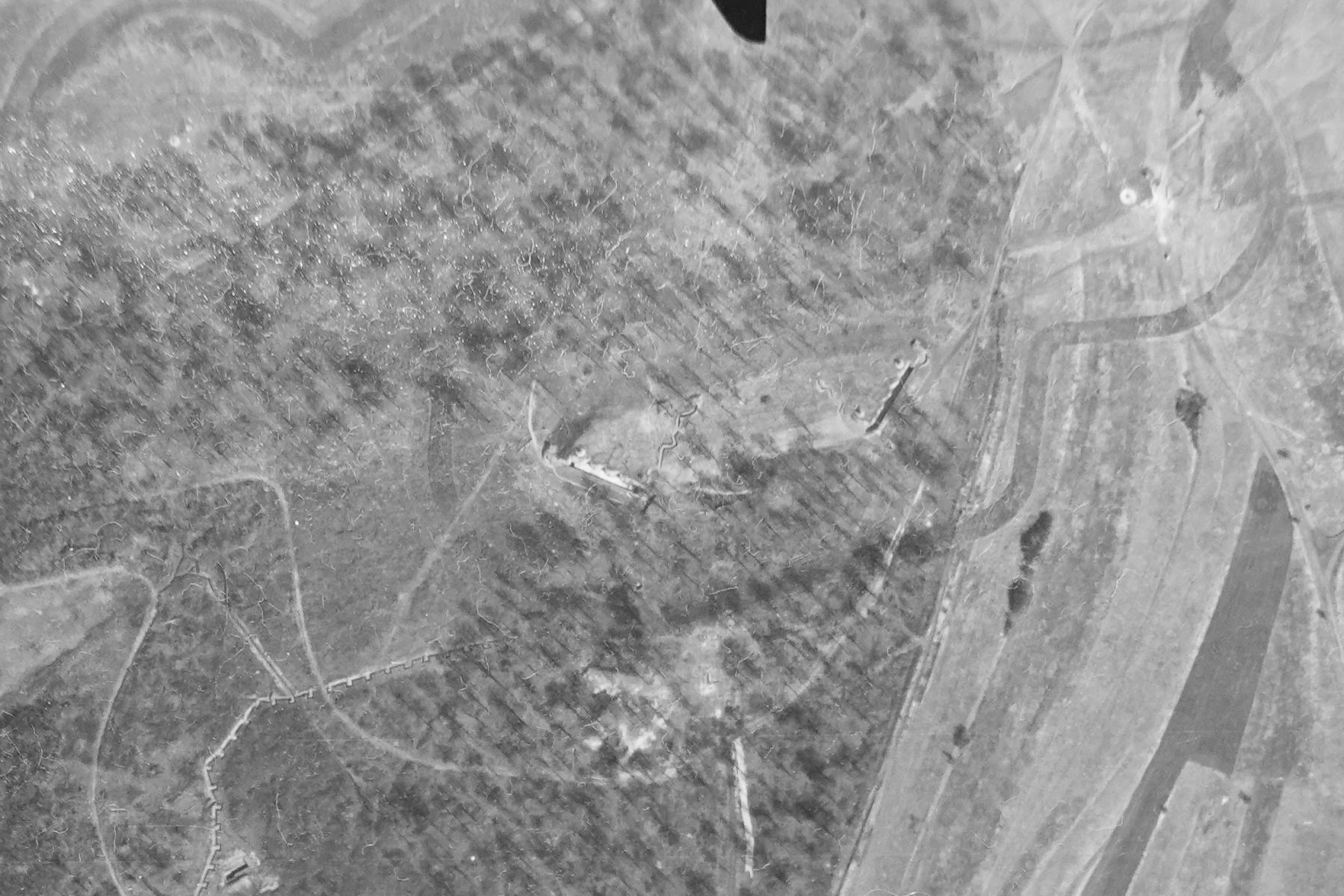 Ligne Maginot - LATIREMONT - A3 - (Ouvrage d'artillerie) - Vue aérienne du 12 mars 1940 des blocs avant de l'ouvrage. Les deux énormes blocs 5 et 6 sont particulièrement visibles.