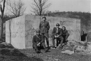 Ligne Maginot - CB74 - CIMETIERE DE SENTZICH - (Blockhaus pour arme infanterie) - Sur la photo l'aspirant Edmond Caspar (1919-2000)