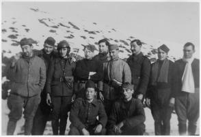 Ligne Maginot - LA FERTE - (Ouvrage d'infanterie) - Photo d'une partie de l'équipage prise pendant l'hiver 1939 - 1940 en avant du bloc 1.

Debouts:
1 ?; 2?; 3?; 4?; 
5: Baumler; 
6: Deforges (chef de l'AMn°3); 
7: Sgt Pierson (muté fin 39 au CIF de Stenay (21° Bon 155° RIF)
8: Darchu (infirmier)
9: Varoquier

Acroupis : ?