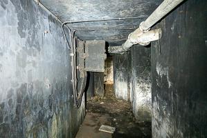 Ligne Maginot - CAVE A CANON - (Ouvrage d'infanterie) - Couloir derrière les chambres de tir. Sur la gauche le couloir de descente vers les locuax souterrains. Au fond, l'entrée de l'ouvrage. A droite l'entrée de la chambre de tir pour deux JM.