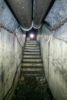Ligne Maginot - CAVE A CANON - (Ouvrage d'infanterie) - Escalier depuis le sous-sol. La lumière dans l'axe correspond à l'un des créneaux JM.