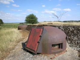 Ligne Maginot - BREHAIN - A6 - (Ouvrage d'artillerie) - Bloc 3
La cloche modifiée après guerre en issue de secours et la cloche VDP au second plan.