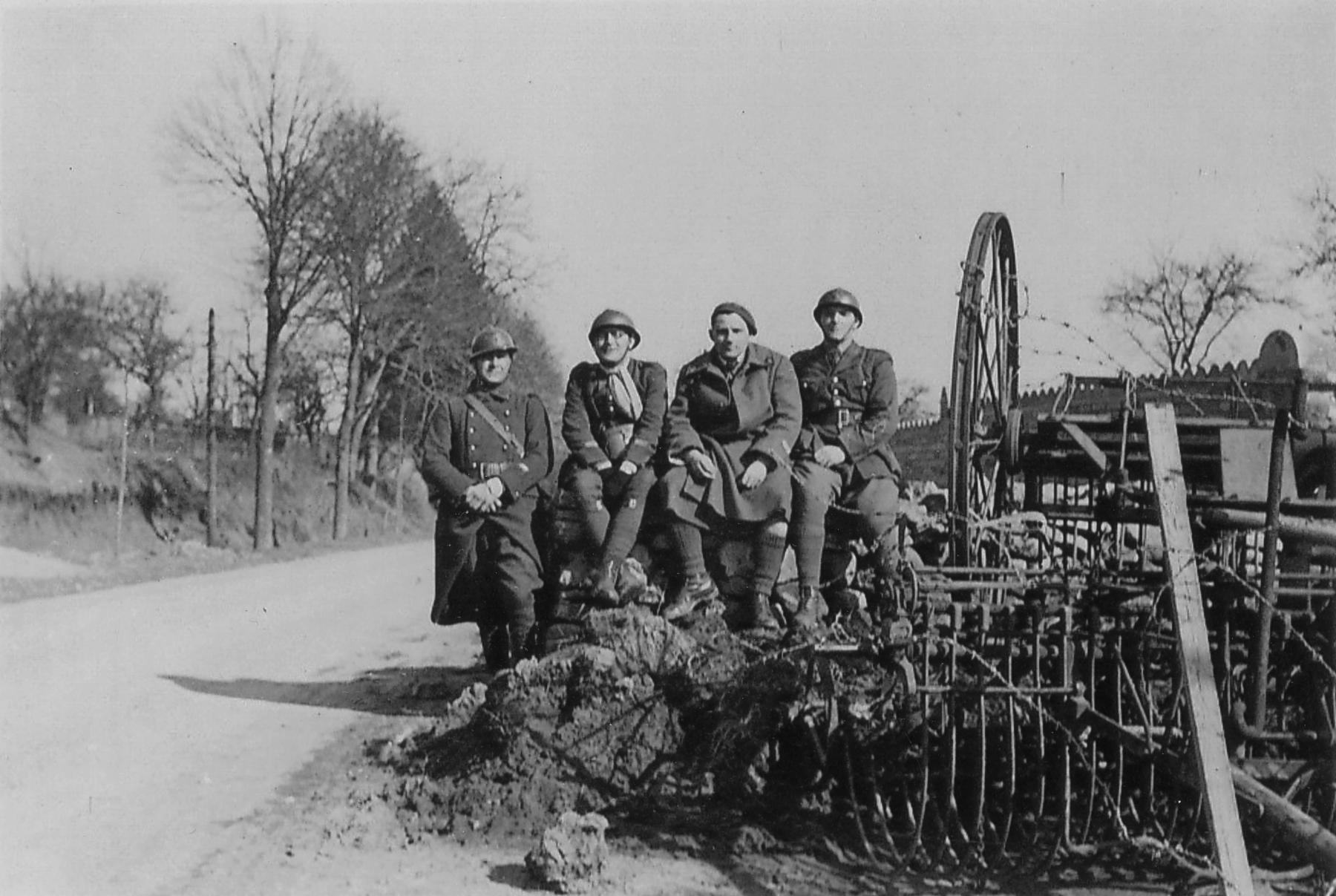 Ligne Maginot - 122 - (Barrage de Route) - Hommes du 167° RIF à proximité de la barrière 122
Sur la photo, l'aspirant Edmond Caspar (1919-2000)