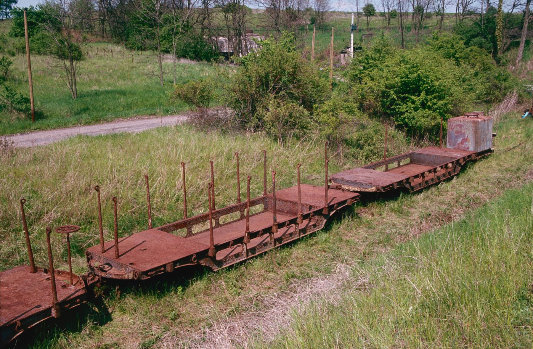 Ligne Maginot - VF60 - ANTENNE DE L'OUVRAGE D'ANZELING - (RESEAU - Voie 60 - Antenne ou rocade ferroviaire) - ANTENNE ANZELING
Wagons divers en attente sur la voie  à une centaine de métres de l'entrée munitions
(Mai 1985)