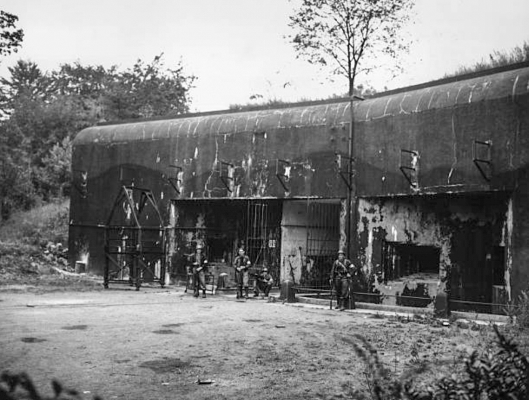 Ligne Maginot - BREHAIN - A6 - (Ouvrage d'artillerie) - Soldats français devant l'entrée munitions de l'ouvrage après guerre
