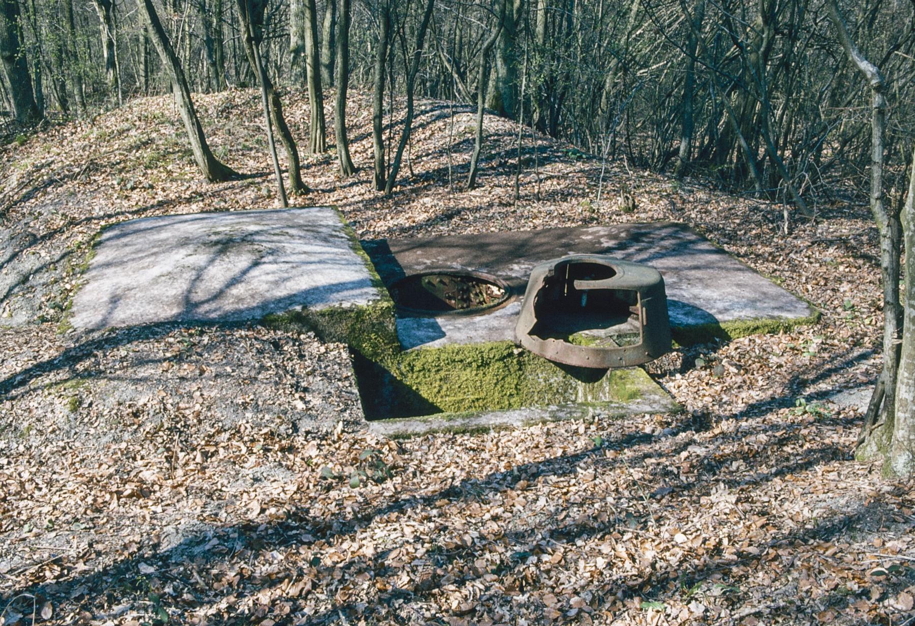 Ligne Maginot - LANGSTWALD 4 - (Blockhaus pour arme infanterie) - Le blockhaus en 1980
La tourelle fortement endommagée est encore sur place