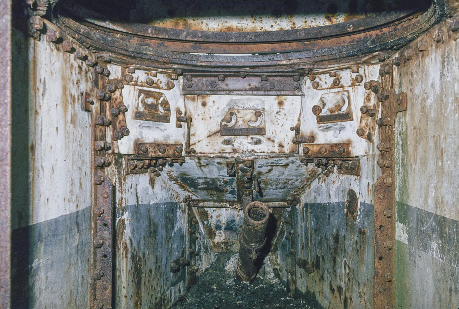 Ligne Maginot - NONNENWALD 1 - (Blockhaus pour arme infanterie) - L’intérieur de la carcasse du char FT