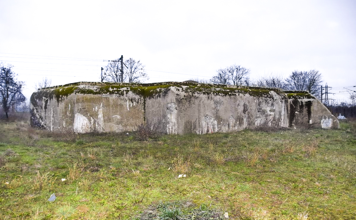 Ligne Maginot - 83 - SIERENTZ VOIE FERREE OUEST - (Casemate d'infanterie - Simple) - Vue coté ouest, Les créneaux et l'entrée sont dans le sol.