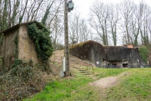 Ligne Maginot - GALGENBERG - A15 - (Ouvrage d'artillerie) - Entrée des Hommes
Transformateur extérieur au premier plan