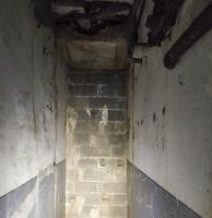 Ligne Maginot - BOIS DE KANFEN - X5 - (Abri) - Couloir avant (la cage d'escaliers menant à l'étage inférieur était probablement juste derrière) muré lors de la destruction partielle de l'abri.