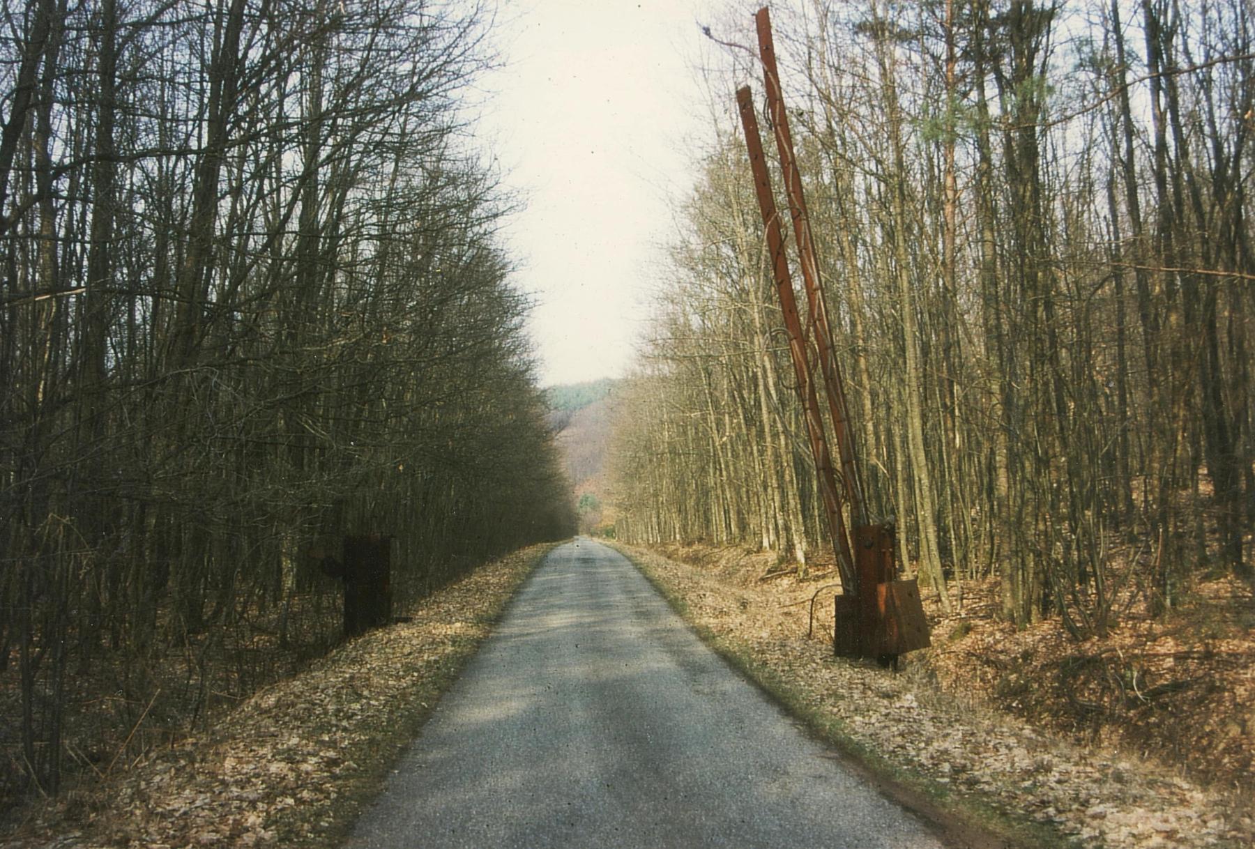 Ligne Maginot - 227 - GLASBRONN - (Barrage de Route) - La barrière en place.
Photo prise dans les années 80